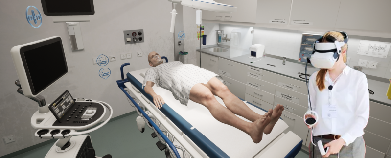 VR-Simulation Lehrklinik Eine Medizinstudierende bewegt sich mit virtueller Brille in einem Untersuchungsraum