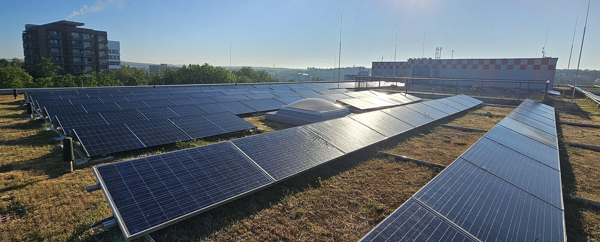 Blick über die kürzlich erweitere Photovoltaik-Anlage auf dem Bettenhaus A4 des Zentrums für Innere Medizin des Uniklinikums Würzburg. Bild: Heiko Lösch / UKW die kürzlich erweitere Photovoltaik-Anlage auf dem Bettenhaus A4 des Zentrums für Innere Medizin