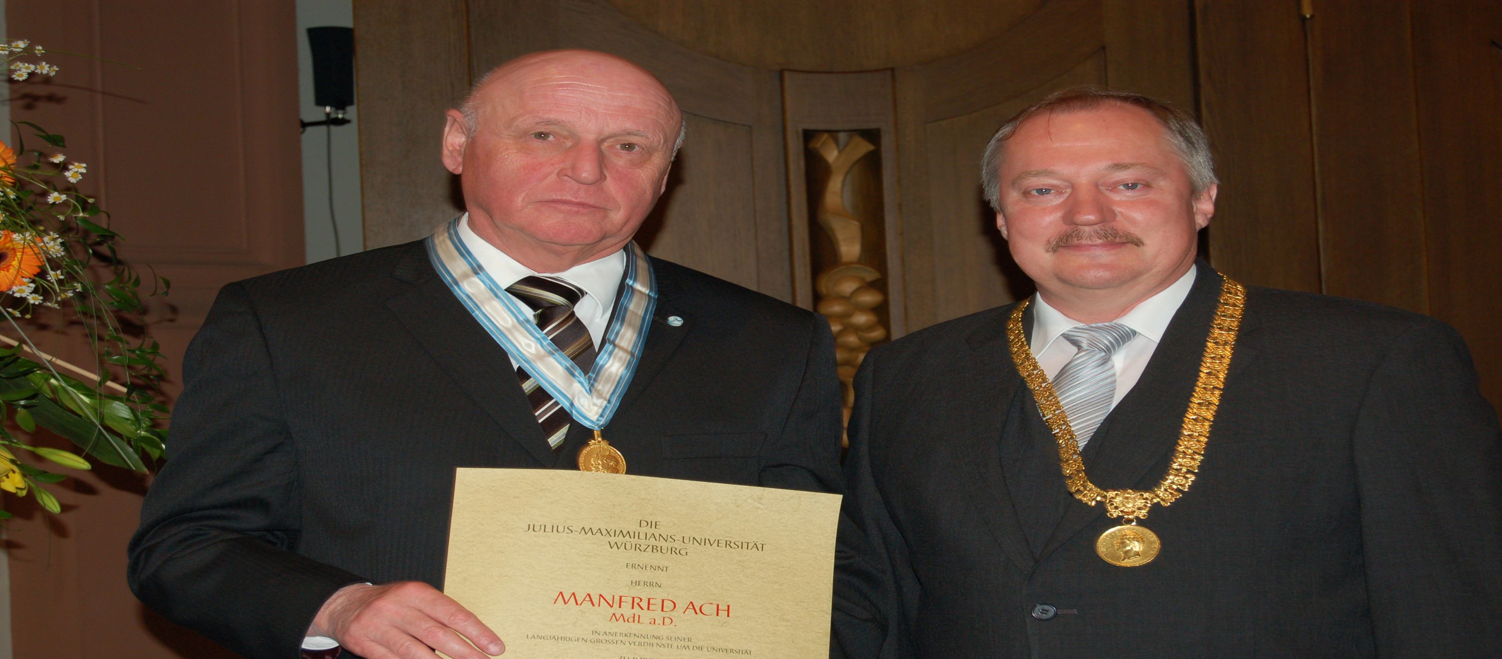 Manfred Ach bei der Verleihung der Ehrensenatorwürde mit dem damaligen Unipräsidenten.