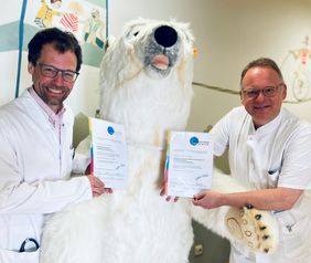 Prof Härtel und Prof. Meyer mit ihrer Auszeichnung vor einem Eisbären 