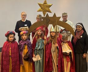 In diesem Jahr waren zwei Kinderteams und eine Gruppe mit Mitgliedern der Klinikseelsorge als Sternsinger am Uniklinikum Würzburg unterwegs.