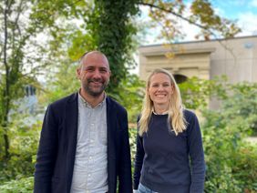 Lorenz Deserno und Vanessa Scholz vor alten Torbogen des Zentrums für Psychische Gesundheit. 