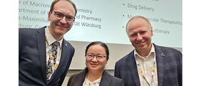 Professor Lutz Nuhn (links) erhielt den Hanwha-TotalEnergies IUPAC Young Scientist Award 2024 zusammen mit Professorin Rongrong Hu (Mitte) aus den Händen von Professor Igor Lacik (rechts), Präsident der IUPAC Polymer-Division