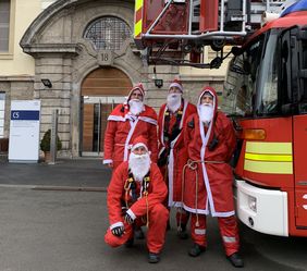 Feuerwehrmänner als Nikoläuse