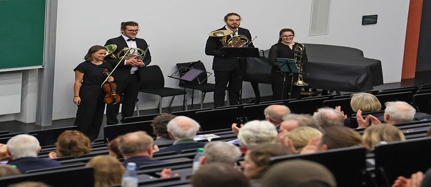 Für Musik sorgte ein Quartett aus Mitgliedern des Akademischen Orchesters der JMU mit Philine Arnold (Violine), Benedikt Müller (Horn), Tim Schwander (Horn), Pia Senkel (Posaune).