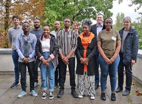 Bei der Begrüßung der neuen Austauschstudierenden aus Mwanza (v.l.): Manuel Krone, James Mushi, Helmut Nyawale, Glorian Nnko, Vitus Silago, Faustine Temu, Franziska Pietsch, Alicia Adiberth, Oliver Kurzai, Gloria Kanimba und Barbara Moll.