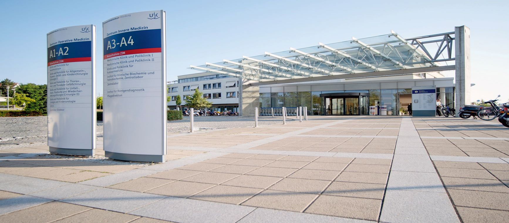 Das Universitätsklinikum Würzburg, hier der Eingangsbereich des ZOM/ZIM, zählt laut Klinikliste 2023 erneut zu Deutschlands besten Kliniken.