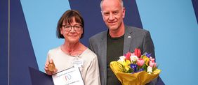 Sibylle Schneider-Schaulies 2024 beim Kongress in Wien mit der Loeffler-Frosch-Medaille und ihrem Laudator Ulf Dittmer. (Bild: Volker Lohmann)