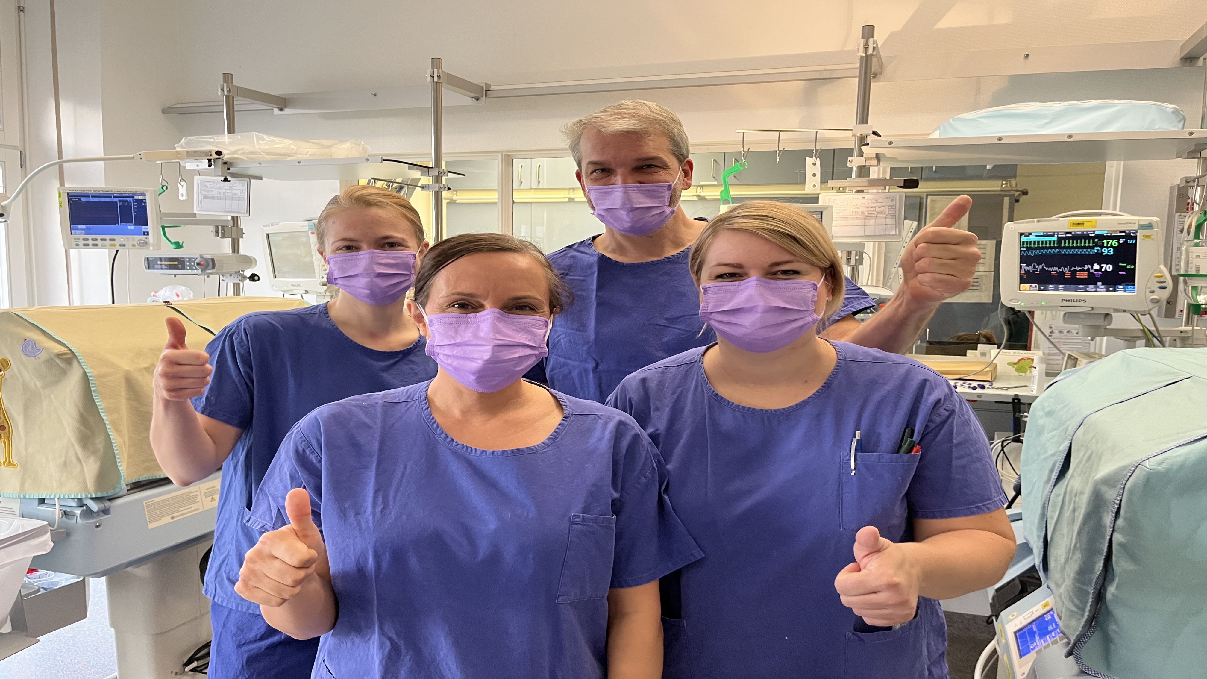 Weltfrühgeborenentag an der Uniklinik Würzburg: Pflegerisches und ärztliches Personal tragen violette Masken