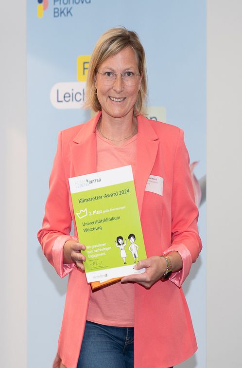 Julia Weimert von der Stabsstelle Nachhaltigkeit nahm für das Uniklinikum Würzburg den Klimaretter-Award 2024 entgegen.