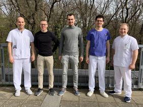 Die Gründer der Applimeda GmbH, Maxime le Maire und Tobias Heusinger (Zweiter und Dritter von links), mit ihren Ansprechpartnern am Uniklinikum Würzburg – PD Dr. Marc Schmalzing, Dr. Matthias Fröhlich und Dr. Patrick-Pascal Strunz (von links).  Es fehlt Anna Fleischer vom Schwerpunkt Psychosomatische Medizin der Medizinischen Klinik II des UKW.