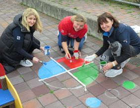 Beschäftigte der Deutschen Bank Region Süd gestalteten die Dachterrasse der Kinderchirurgie des Uniklinikums Würzburg mit bunten Spielfeldern.