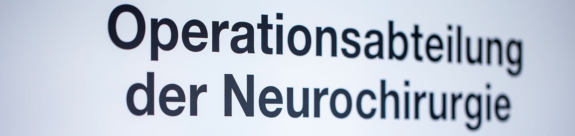Schild mit Aufschrift: Operationsabteilung der Neurochirurgie