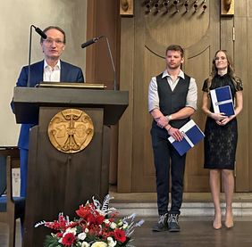 Prof. Dr. Marc Schmitter bei der Verleihung des Adolf-und-Inka-Lübeck-Preises an Maciej Ryszard Kielan und Jevgenia Rudnik