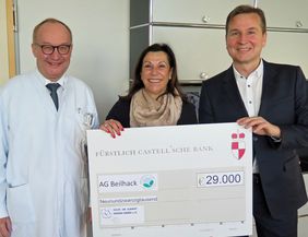 Bei der Spendenübergabe bedankten sich Prof. Dr. Hermann Einsele und Prof. Dr. Andreas Beilhack von der Medizinischen Klinik II des UKW herzlich bei Gabriele Nelkenstock vom Verein „Hilfe im Kampf gegen Krebs“ für die fortgesetzte Förderung.