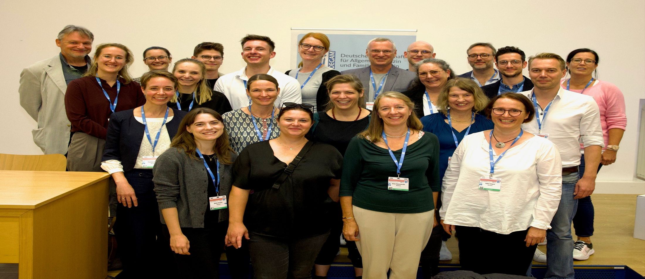 Das gesamte Team des Instituts für Allgemeinmedizin hat sich für ein Grupppenfoto aufgestellt, vorn die beiden Kongresspräsidentinnen. 