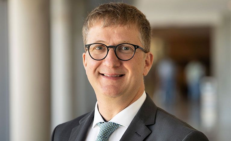 Portraitfoto von Prof. Dr. med. Sebastian Walther M.D.