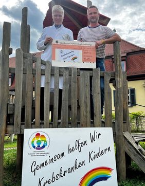 Stefan Rambacher (rechts) überreichte einen Spendenscheck über 23.700 Euro an Prof. Dr. Matthias Eyrich von der Würzburger Universitäts-Kinderklinik.