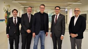 Von links: Intensiver Austausch am UKW: Philip Rieger (KD), Marcus Huppertz (PD), Staatsminister Markus Blume, PD Dr. Tim von Oertzen, ÄD und Vorstandsvorsitzender des UKW und Prof. Dr. Matthias Frosch (Dekan).