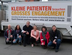 Staatsministerin Judith Gerlach (Vierte von links) wurde bei ihrem Besuch an der Würzburger Universitäts-Kinderklinik begleitet und informiert von Franz Balzer (Schatzmeister KIWI e.V.), Natalie Seeberger (Kinderintensivstation), Prof. Dr. Tilmann Schweitzer (Oberarzt Pädiatrische Neurochirurgie), Ina Schmolke (1. Vorsitzende KIWI e.V.) sowie PD Dr. Oliver Andres (Oberarzt Kinderintensivstation) – von links. 