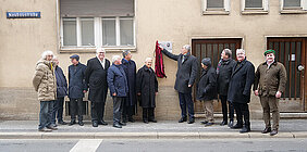 Universitätspräsident Paul Pauli enthüllte die Gelehrtentafel für Professor Otto Meyer in der Neubaustraße. 