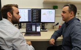 Maximilian Englert und Zoltan Nagy sitzen im Büro am Computer und besprechen die Analysen.