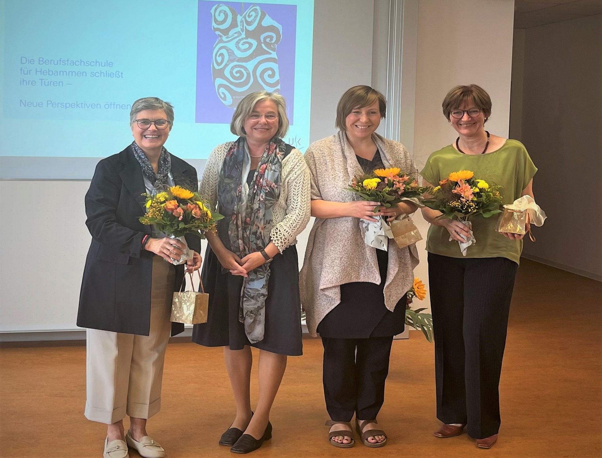 Schulleiterin Edith Kroth, Christine Hildebrand (Leiterin des Staatlichen Schulzentrums für Gesundheitsberufe), Christiane Völk, Lehrkraft der Hebammenschule und Martina Göb, Lehrkraft der Hebammenschule und stellv. Schulleiterin.