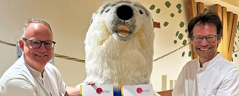 Prof. Dr. Thomas Meyer und Prof. Dr. Christoph Härtel freuen sich über das erneut verliehene Gütesiegel „Ausgezeichnet. Für Kinder“.