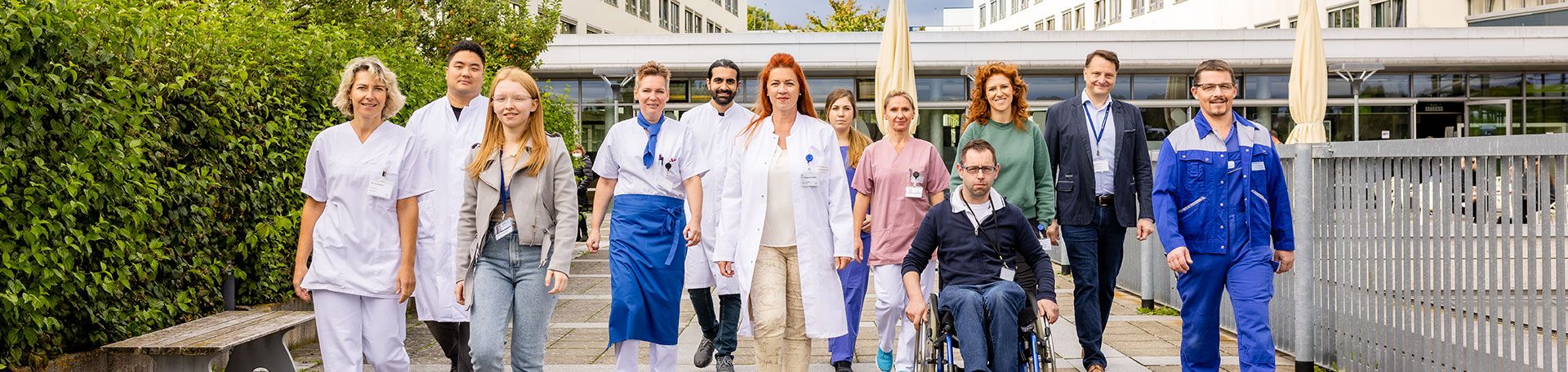 Headerbild: Gruppenbild auf der Terrasse