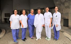 Gruppenbild mit beteiligten Berufsgruppen. V.l.n.r.: Sophie Will, Heike, Kwiotek (Fast-Track-Assistentinnen Frauenklinik), Edith Stadler (Physiotherapie), Prof. Dr. Christine Wulff, Dr. Saskia-Laureen Herbert (Frauenklinik), Dr. Judith Bosten (Anästhesie)