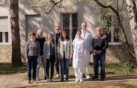 Das Bild zeigt das Würzburger Studienteam von BETTER CARE im Garten der Frauenklinik.