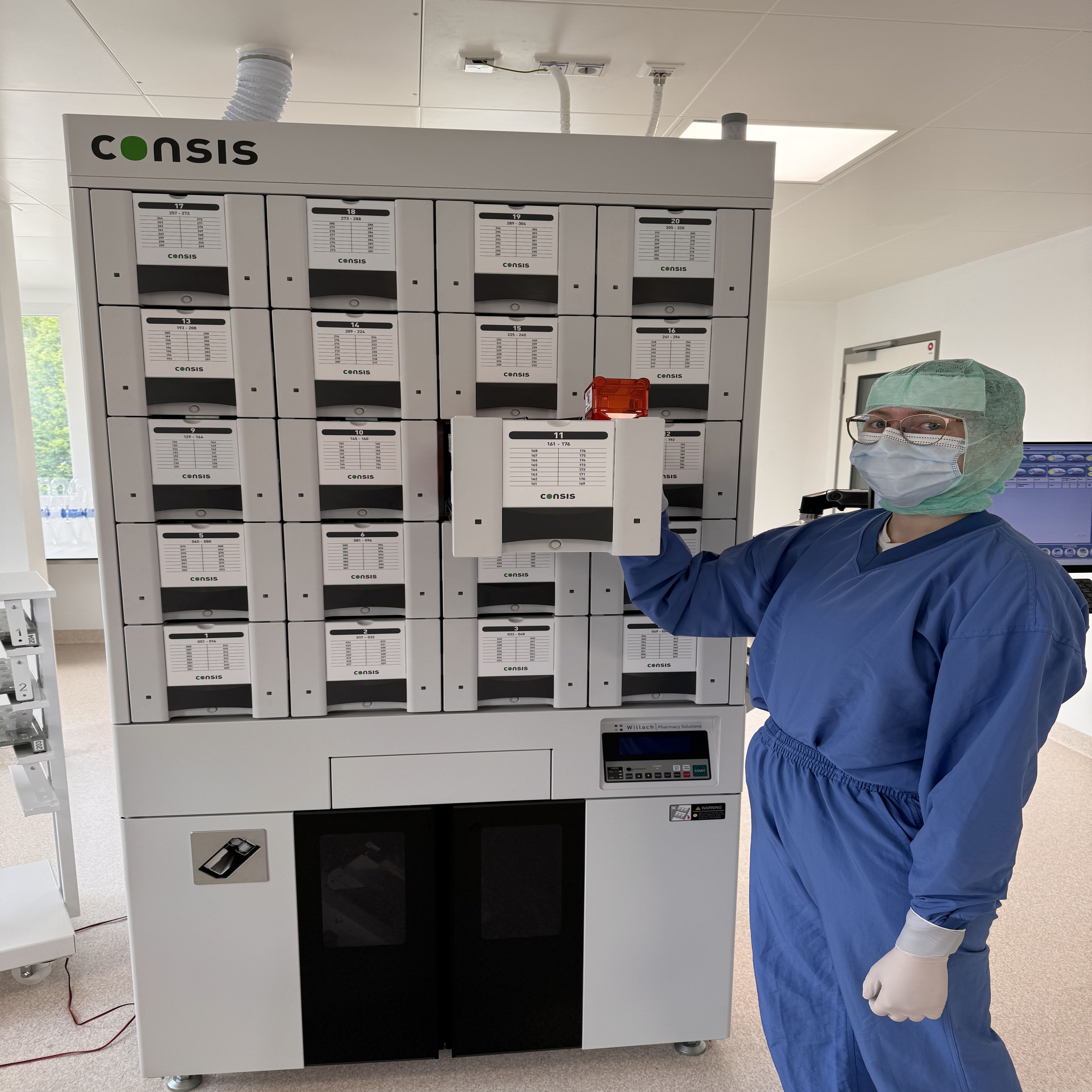 Das UKW ist die erste Klinik in Unterfranken mit dem Unit-Dose-System. Die Medikamente werden dabei hygienisch und sicher automatisiert in kleine Tütchen verpackt.