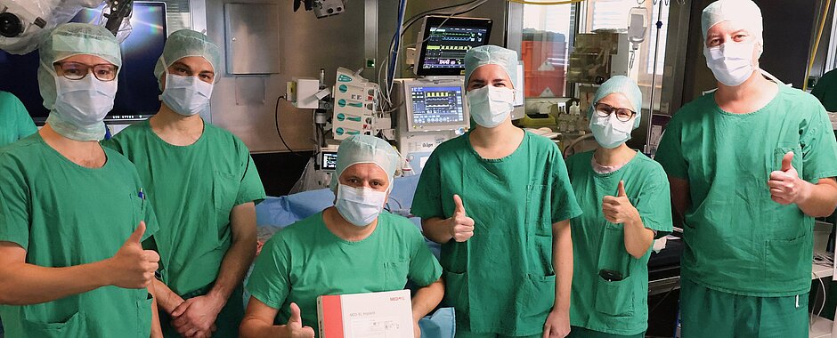 Freuen sich über die erfolgreiche Weltpremiere an der HNO-Klinik: Das Team um Prof. Dr. Kristen Rak und PD Dr. Anja Kurz.