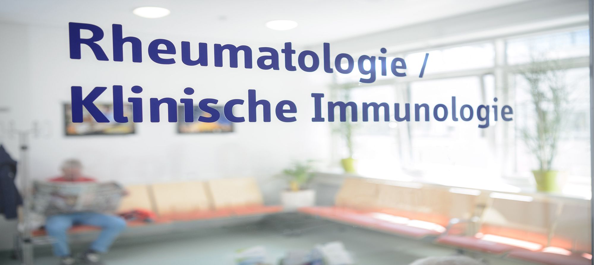 Glasscheibe mit der Aufschrift Rheumatologie / Klinische Immunologie