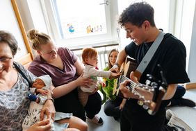 Kind greift nach der Gitarre von Gregor Hägele 