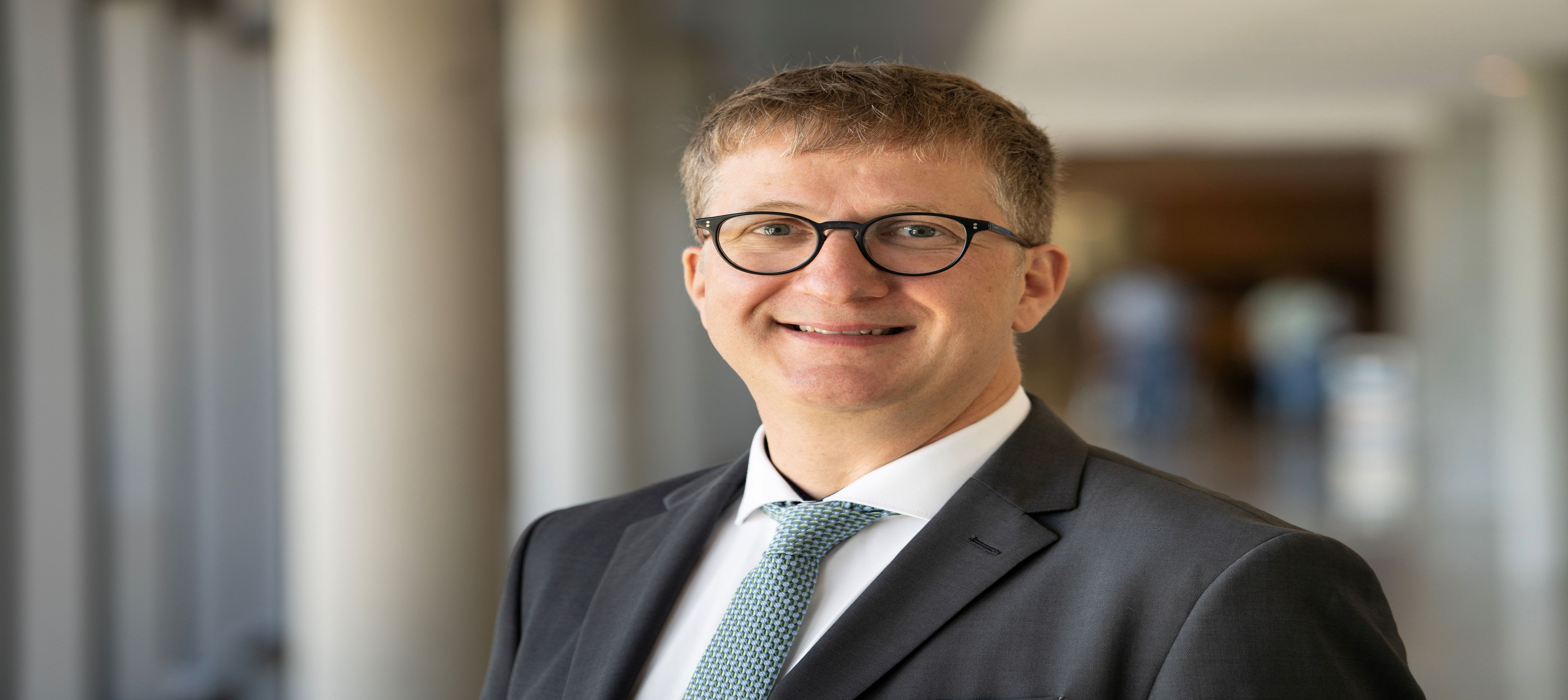 Zum 1. Oktober 2024 wird Prof. Dr. Sebastian Walther neuer Direktor der Klinik für Psychiatrie, Psychosomatik und Psychotherapie am Universitätsklinikum Würzburg (UKW).