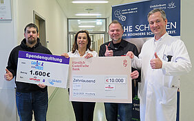 Bei der Spendenübergabe am Uniklinikum Würzburg (von links): Marco Saeed (Gaming gegen Krebs), Gabriele Nelkenstock (Hilfe im Kampf gegen Krebs e.V.), Dennis Henson (Letsplay4Charity e.V.) und Prof. Dr. Martin Kortüm (UKW). Bild Susanne Just / UKW