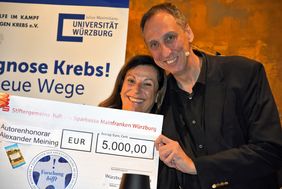 Prof. Dr. Alexander Meining überreichte einen Spendenscheck über 5.000 Euro an Gabriele Nelkenstock, die Vorsitzende des Stiftungsrats der Stiftung „Forschung hilft“.