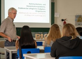 Prof. Dr. Rudolf Hagen, der Präsident des HEARRING-Netzwerks bei der Präsentation des Aeneas-Programms am Würzburger Dag-Hammarskjöld-Gymnasium.