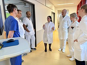 Gemeinsam mit den Teams der Partnerkliniken bespricht Dr. Güzin Surat vom UKW (mitte) bei Antibiotika-Visiten vor Ort die aktuelle Versorgung.