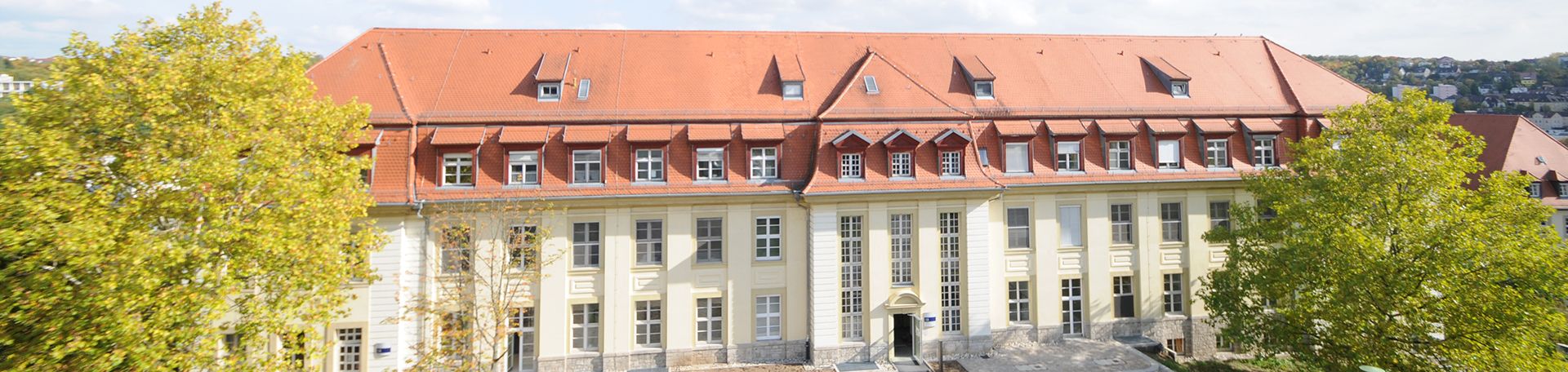 Gebäudeansicht Kinderklinik im Herbst