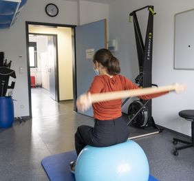 Zum Angebot der stationären multimodalen Schmerztherapie gehört auch die Anleitung zu Übungen zur Muskeldehnung und -kräftigung. 