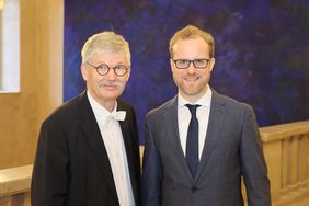 Das Bild zeigt links Thomas O. Höllmann und rechts Michael Hudecek.