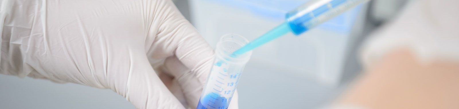 Labortest Illustrationsbild Laborsituation mit medizinischer Spritze