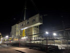 Nach der Anlieferung wurde das erste Baumodul für die Klinikapotheke direkt passend auf die Baustelle gesetzt.