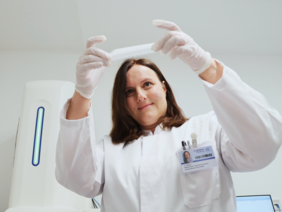 Heike Weber vor dem Massenspektrometer