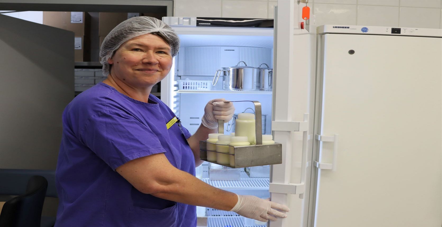 Die gelernte Kinderkrankenschwester Sylvia Königer holt die zuvor abgepumpte Muttermilch aus dem Kühlschrank. 