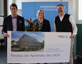 Gruppenfoto feierliche Inbetriebnahme des Apotheken-Neubaus.