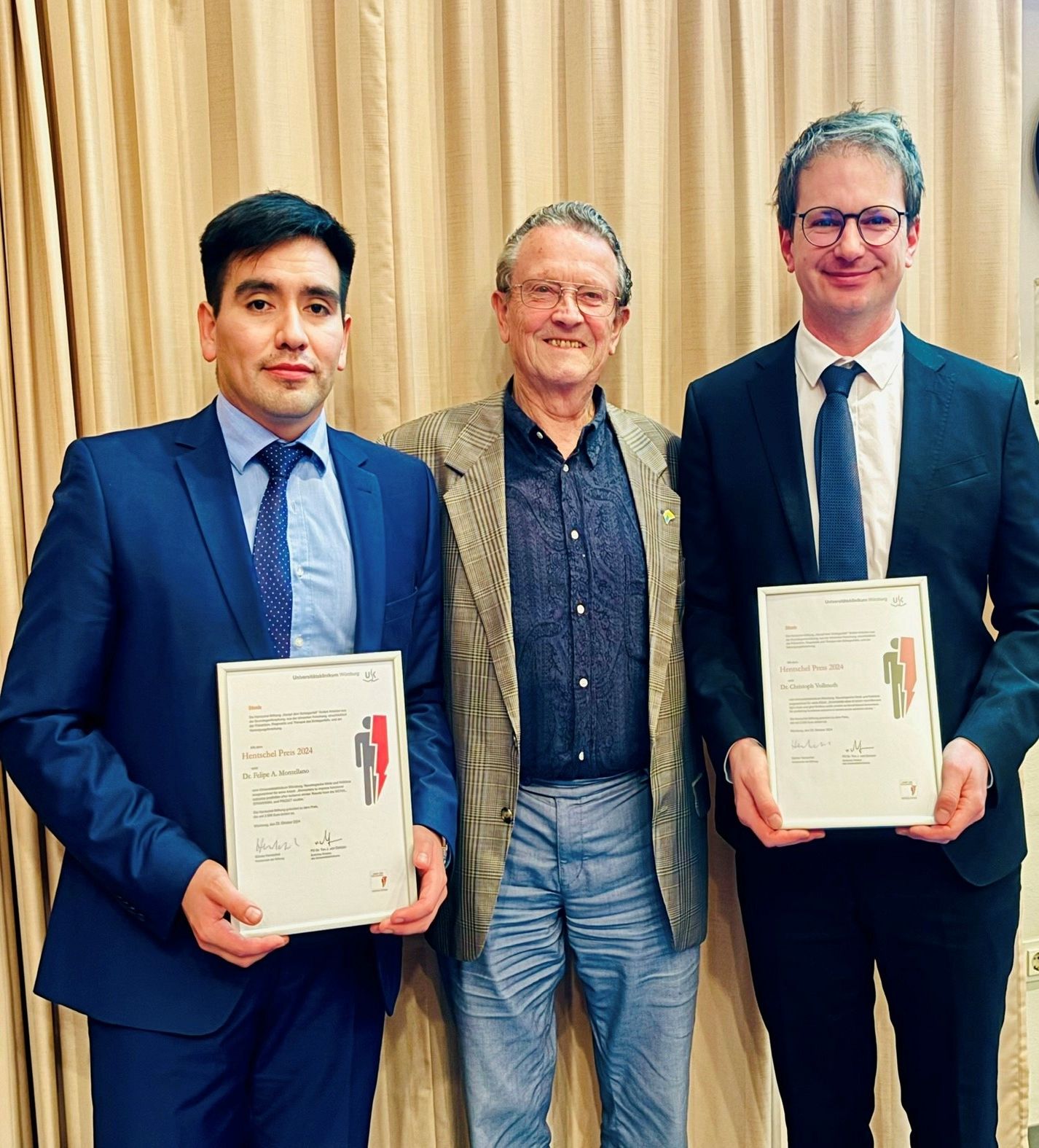 Die Hentschel-Preisträger 2024 Dr. Felipe A. Montellano (links) und Dr. Christoph Vollmuth (rechts), zusammen mit Günter Hentschel, dem Gründer der gleichnamigen Stiftung.