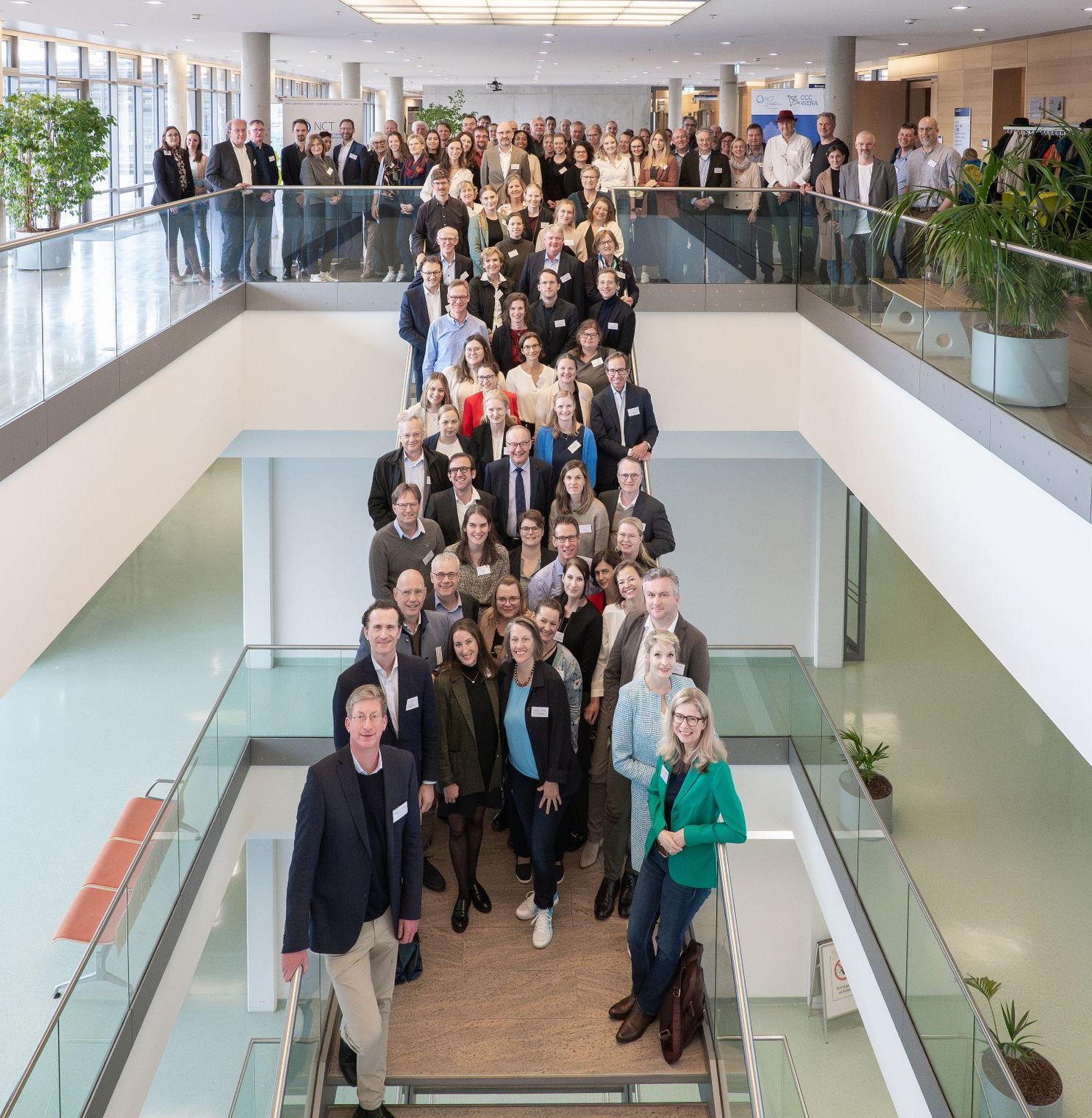 Mitglieder der WERA Allianz stellen sich fürs Foto auf der Treppe im Zentrum für Innere Medizin des UKW auf. 